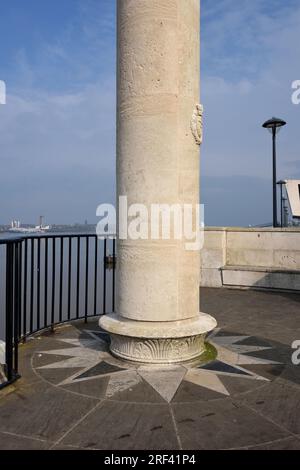 Liverpool Naval Memorial (1952) oder Second World war Memorial am Pier Head, Waterfront oder Quay of River Mersey Liverpool UK Stockfoto