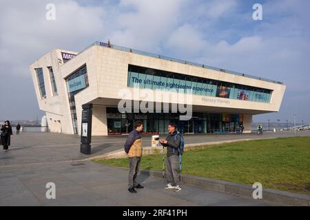 Touristen vor dem Modernist Pier Head Ferry Terminal Building (2009) am Ufer von Liverpool UK Stockfoto