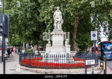 Die Statue von Hugh Myddelton in Islington Green an der Kreuzung von Upper Street und Essex Road, London, Großbritannien. Stockfoto