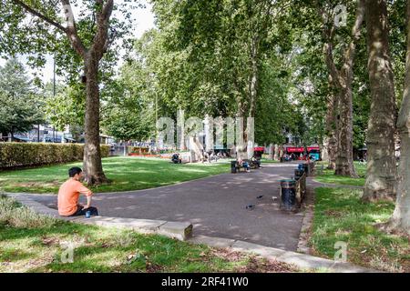 Besucher können sich in Islington Green entspannen, einem kleinen Park an der Kreuzung von Upper Street und Essex Road, London, Großbritannien Stockfoto