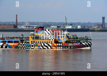 Farbenfrohe oder mehrfarbige Mersey-Fähre oder Fähre über den Mersey River zwischen Liverpool und Birkenhead Stockfoto