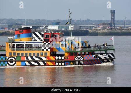 Farbenfrohe oder mehrfarbige Mersey-Fähre oder Fähre über den Mersey River zwischen Liverpool und Birkenhead Stockfoto