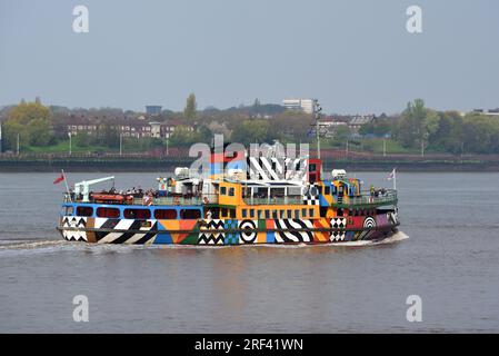 Farbenfrohe oder mehrfarbige Mersey-Fähre oder Fähre über den Mersey River zwischen Liverpool und Birkenhead Stockfoto