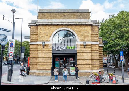 Eine begehbare Niederlassung von Amazon Fresh in der Islington High Street, in der Nähe von The Angel, London, Großbritannien Stockfoto