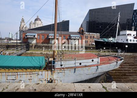 Canning Graving Docks (1765) oder Dry Dock am Ufer oder Pier Head Liverpool mit Holzbooten und umstrittener moderner Architektur Stockfoto