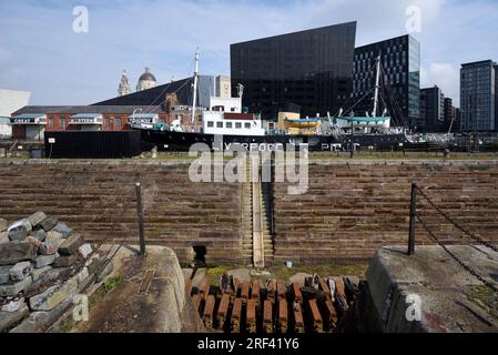 Canning Graving Docks (1765) oder Dry Dock am Ufer oder Pier Head Liverpool mit Holzbooten und umstrittener moderner Architektur Stockfoto