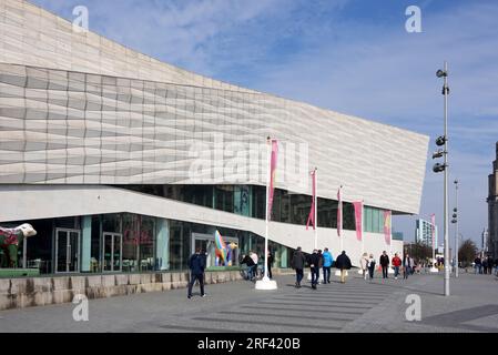 Touristen vor dem Haupteingang zum Museum von Liverpool (2011) von dänischen Architekten 3XN am Ufer oder Pier Head Liverpool England Stockfoto