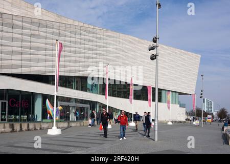 Touristen vor dem Haupteingang zum Museum von Liverpool (2011) von dänischen Architekten 3XN am Ufer oder Pier Head Liverpool England Stockfoto