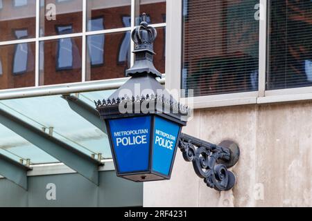 Traditionelle Polizei „Blue LAMP“ an der Holborn Police Station in Lamb's Conduit Street, London, Großbritannien Stockfoto