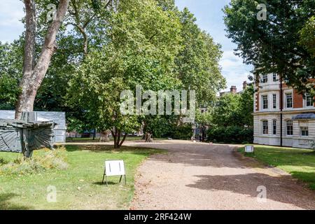 Gray's Inn Gardens, bekannt als „The Walks“, private Wohngärten, die manchmal öffentlich zugänglich sind, in Holborn, London, Großbritannien, aus Sicherheitsgründen geschlossen Stockfoto