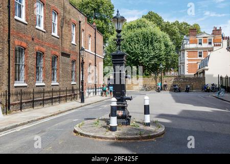 Eine georgische Wasserpumpe der Stufe II in Bedford Row, Holborn, London, Großbritannien. Die Pumpe wurde 1826 gebaut und verfügt über zwei Ausgüsse Stockfoto