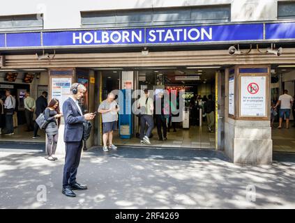 Pendler an der U-Bahn-Station Holborn auf den Piccadilly- und Central-Linien des Londoner U-Bahnnetzes im Zentrum von London, Großbritannien Stockfoto