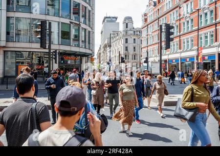 Fußgänger, die sich an der Kreuzung High Holborn und Southampton Row im Zentrum von London, Großbritannien, kreuzen Stockfoto