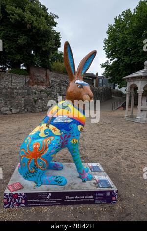 Hares of Hampshire Art Trail Southampton England 2022, der Murray Parish Trust und Wild in Art, Captain Discovery von Rachel und Philippa Corcutt Stockfoto