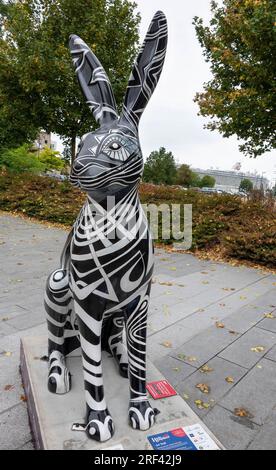 Hares of Hampshire Art Trail Southampton England 2022, The Murray Parish Trust and Wild in Art, Dazzle von Kezia Hoffman an der Western Esplanade Stockfoto