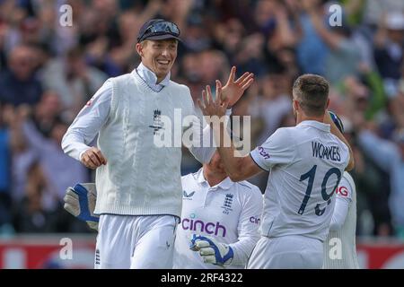 ZAK Crawley aus England feiert Mitchell Starc aus Australien mit dem Bowler Chris Woakes aus England während der LV= Insurance Ashes Fifth Test Series Day Five England gegen Australien im Kia Oval, London, Großbritannien, 31. Juli 2023 (Foto von Mark Cosgrove/News Images) Stockfoto