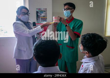 Zahnärzte informieren Grundschüler, die das Vania Bogor Hospital in Indonesien besuchen, über die Aufrechterhaltung der Zahnhygiene und -Gesundheit Stockfoto