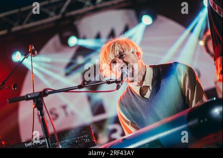 Thirsk, Großbritannien. 30. Juli 2023. Plastic Mermaids treten beim Deer Shed Festival 2023 auf. Kredit: Thomas Jackson/Alamy Live News Stockfoto