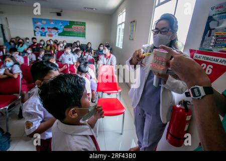 Zahnärzte informieren Grundschüler, die das Vania Bogor Hospital in Indonesien besuchen, über die Aufrechterhaltung der Zahnhygiene und -Gesundheit Stockfoto