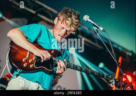 Thirsk, Großbritannien. 30. Juli 2023. Plastic Mermaids treten beim Deer Shed Festival 2023 auf. Kredit: Thomas Jackson/Alamy Live News Stockfoto