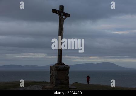 Bob Richardson (77 Jahre alt, ehemaliger Stahlarbeiter), und Blick auf die Stadt mit Kruzifix auf dem Sockel auf den Klippen an der Küste, in Workington, England, am 5. November 2019. Stockfoto