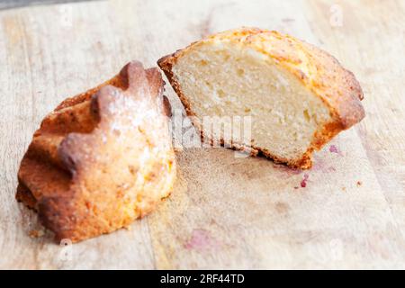 Weizensüße Cupcake, aufgeteilt in mehrere Teile, Dessert Cupcake, aus Mehl, Zucker und anderen Zutaten, Cupcake auf dem Tisch ohne Menschen Stockfoto