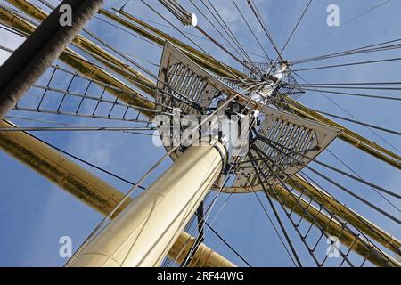 Der Hauptmast eines alten Schiffs wird tagsüber von unten gezeigt. Stockfoto