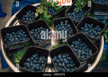 Heidelbeerverkauf auf dem traditionellen türkischen Bauernmarkt, eine Theke gefüllt mit frischem Obst Stockfoto