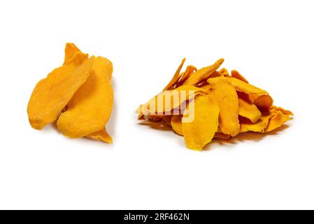 Trockene, leckere Mangoscheiben isoliert auf weißem Hintergrund. Draufsicht. Stockfoto