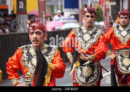 Remo-Gagrak-Anyar-Tanz aus Ost-Java. Dieser Tanz ist eine Manifestation des Kampfes des Volkes von Surabaya, als es gegen die Eindringlinge kämpfte Stockfoto