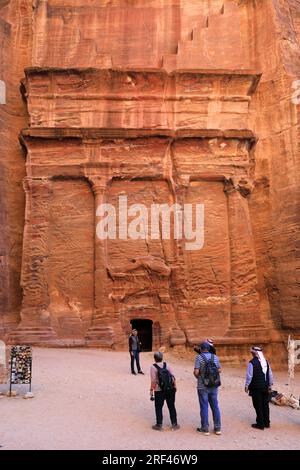 Blick auf Gräber entlang der Straße der Fassaden, Petra, UNESCO-Weltkulturerbe, Wadi Musa, Jordanien, Naher Osten Stockfoto