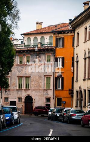 Gemaltes Fresko auf dem alten Palazzo Cavalli Pasquini in Verona, Italien. Stockfoto