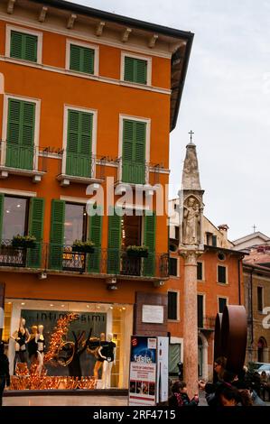 Colonna con capitelli in Verona, Italien, auf der Piazza Brà. Stockfoto