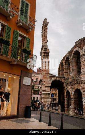 Außen- und Innenwand der Arena di Verona in Verona, Italien. Stockfoto