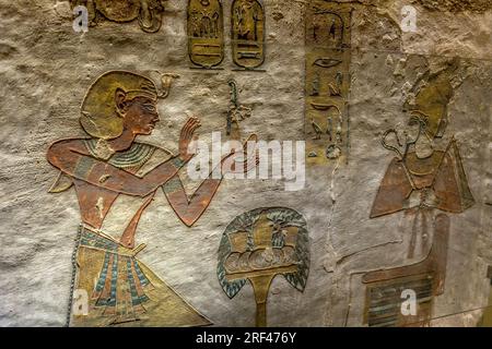 Ramesses III. Opfert Osiris im Grab von Ramesses III., KV11, dem Tal der Könige Stockfoto