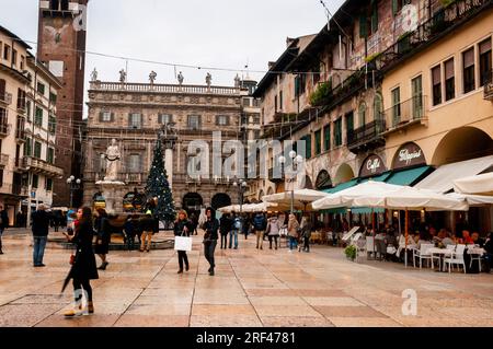 Palazzo Maffei im Barockstil an der Piazza delle Erbe, Verona, Italien Stockfoto