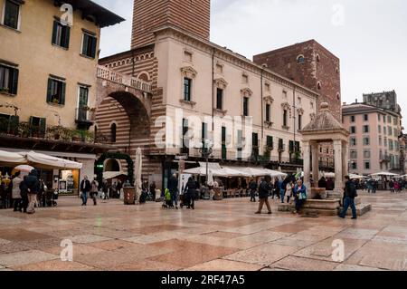 Arco della Costa mit einer Walrippe und der Berlina, die zum Messen von Waren verwendet wird, zum Verkauf an der Piazza delle Erbe, Verona, Italien Stockfoto