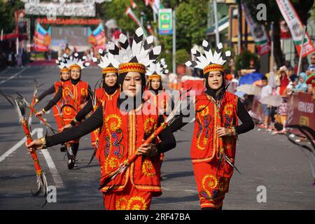 Giring Giring-Tanz aus dem Zentrum von kalimantan. Dieser Tanz bringt die Freude und Freude des Volkes von Dayak zum Ausdruck Stockfoto