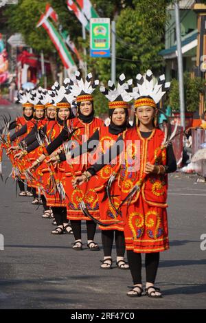 Giring Giring-Tanz aus dem Zentrum von kalimantan. Dieser Tanz bringt die Freude und Freude des Volkes von Dayak zum Ausdruck Stockfoto