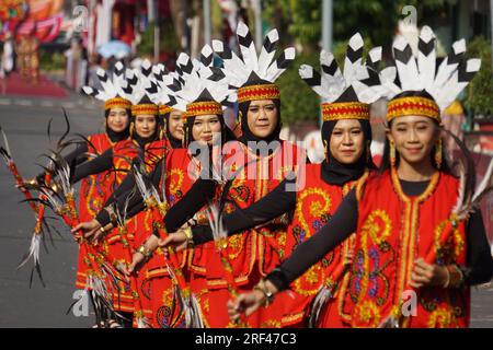 Giring Giring-Tanz aus dem Zentrum von kalimantan. Dieser Tanz bringt die Freude und Freude des Volkes von Dayak zum Ausdruck Stockfoto