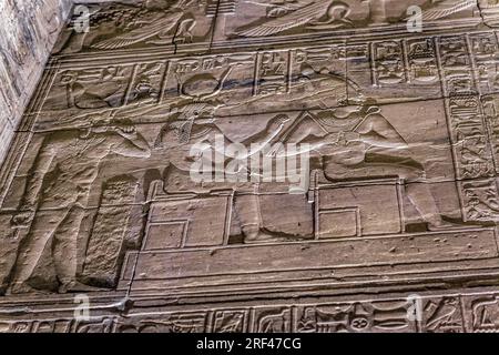 Sitzende Figuren von Isis und Osiris im Isis-Tempel in Philae Stockfoto