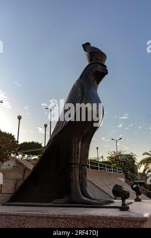 Moderne Statue des Gottes Horus, die die doppelte Krone Ägyptens trägt, am Ufer des Nils bei Philae Stockfoto