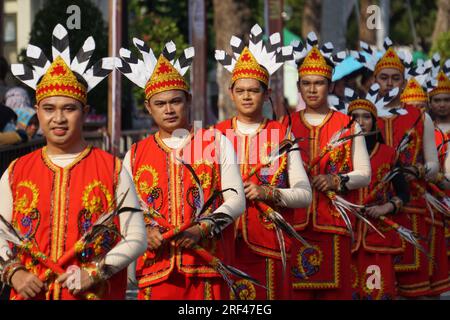 Giring Giring-Tanz aus dem Zentrum von kalimantan. Dieser Tanz bringt die Freude und Freude des Volkes von Dayak zum Ausdruck Stockfoto