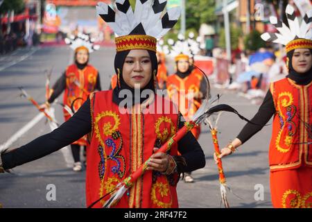 Giring Giring-Tanz aus dem Zentrum von kalimantan. Dieser Tanz bringt die Freude und Freude des Volkes von Dayak zum Ausdruck Stockfoto