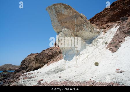 Ignimbrite (weißer Felsen) in Cala Rajá, Cabo de Gata, Almeria, Andalusien, Spanien. Ignimbrite ist ein vulkanischer Felsen, der aus einer Ablagerung pyroklastischer Strömungen gebildet wurde Stockfoto