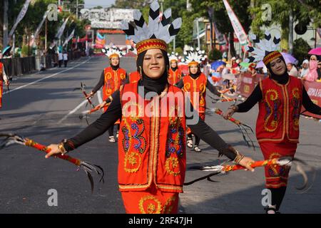 Giring Giring-Tanz aus dem Zentrum von kalimantan. Dieser Tanz bringt die Freude und Freude des Volkes von Dayak zum Ausdruck Stockfoto