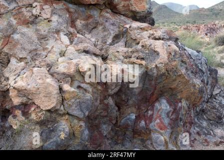 Ignimbrit. Ignimbrite ist ein vulkanischer Felsen, der durch eine Ablagerung pyroklastischer Strömungen gebildet wird. Dieses Foto wurde in Rodalquilar, Cabo de Gata, Almeria, Andalus aufgenommen Stockfoto