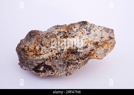 Ignimbrite ist ein vulkanischer Felsen, der durch eine Ablagerung pyroklastischer Strömungen gebildet wird. Diese Probe stammt aus Cabo de Gata, Almeria, Andalusien, Spanien. Stockfoto