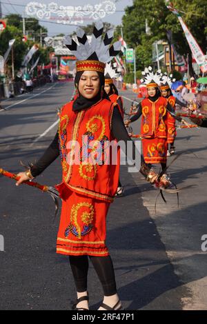 Giring Giring-Tanz aus dem Zentrum von kalimantan. Dieser Tanz bringt die Freude und Freude des Volkes von Dayak zum Ausdruck Stockfoto