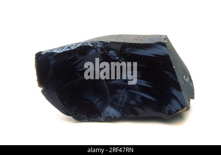 Obsidian ist ein vulkanisches Glasgestein mit einem konchoidalen Bruch. Diese Probe stammt aus Mexiko. Stockfoto